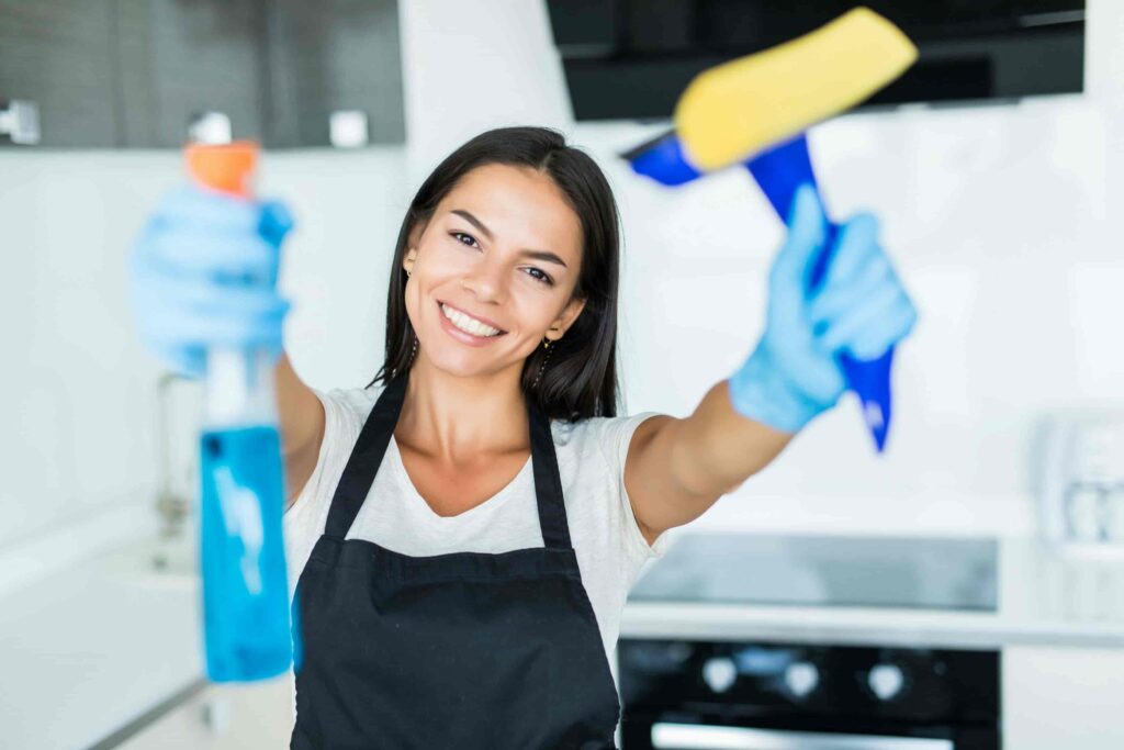 Eine Frau hält Reinigungswerkzeuge in der Hand, bereit, um mit der Arbeit zu beginnen, ein visuelles Beispiel für ein individuelles Reinigungsangebot, das auf die spezifischen Bedürfnisse jedes Kunden zugeschnitten ist.