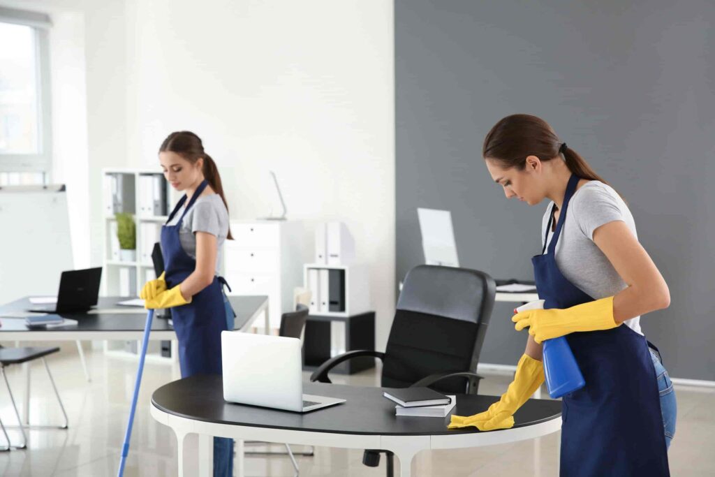 Ein Team von Reinigungskräften einer professionellen Reinigungsfirma bei der Arbeit, sie reinigen effizient verschiedene Oberflächen und sorgen für eine saubere und hygienische Umgebung.